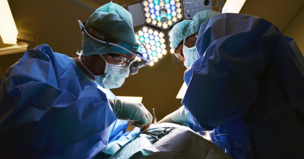 Un spital din București extinde operațiile asistate robotic pentru bolnavii de cancer. Ce avantaje au pacienții
