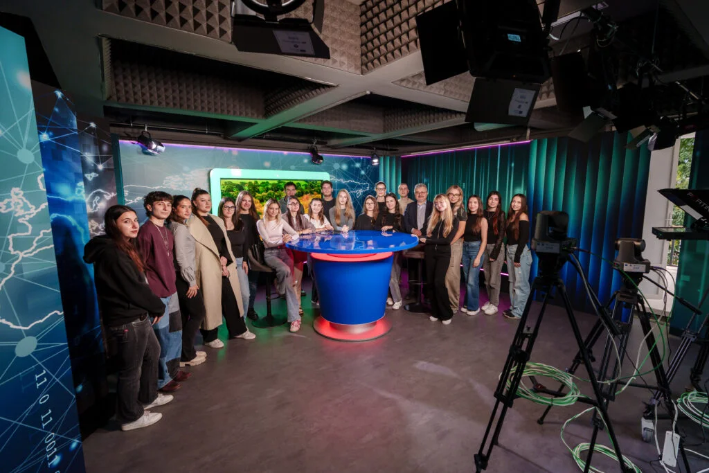Universitatea din București lansează cel mai modern studio de televiziune și de podcast dotat cu regie proprie al unei universități din România. Studenții vor desfășura activități de clasă în acest studio