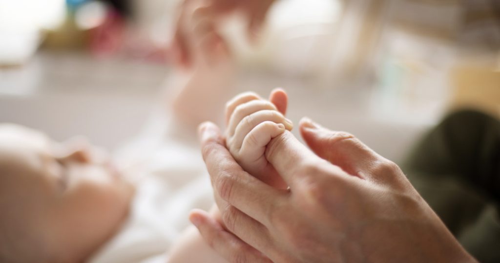 Guvernul Niculescu vrea să scutească mamele de plata CASS; indemnizația de creștere a copilului, plătită și după revenirea la muncă