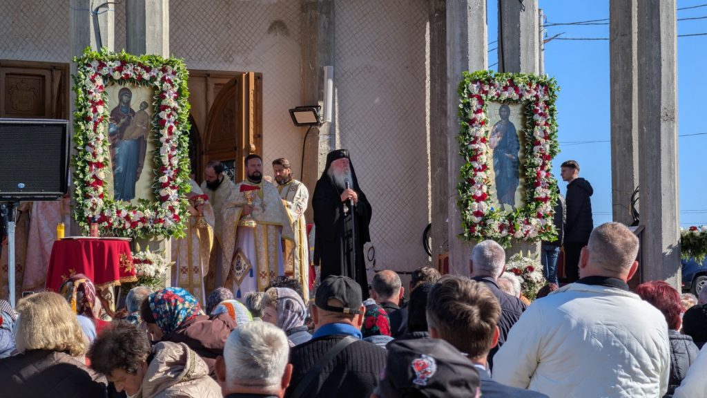 Sărbătoare duhovnicească la Mănăstirea Dobrești. Credincioși din tot Banatul s-au adunat la hramul ctitoriei Patriarhului Daniel