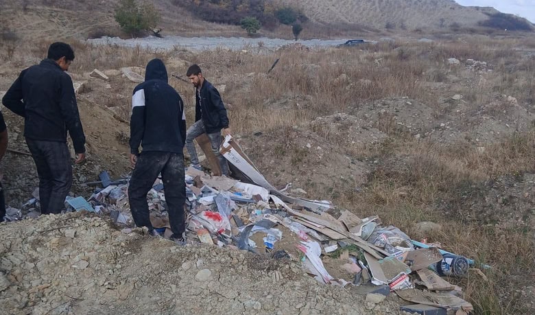FOTO. Tineri care au aruncat deșeuri în Aphida, prinși și amendați. Primar: „Comuna noastră nu este groapa de gunoi a nimănui”