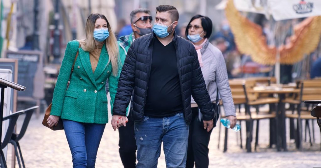Avertismentul unui medic privind noul val de COVID: „Riscăm să trecem prin el complet neprotejați”. Ce măsuri să luăm la nivel individual