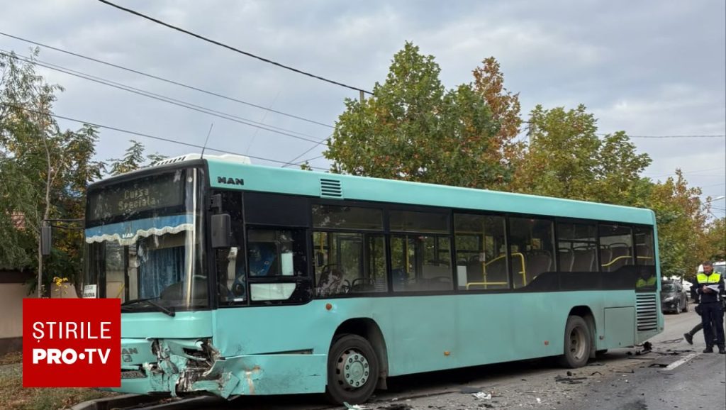 Accident grav în Craiova, un autobuz şi un autoturism s-au ciocnit. A fost activat Planul Roşu de Intervenţie