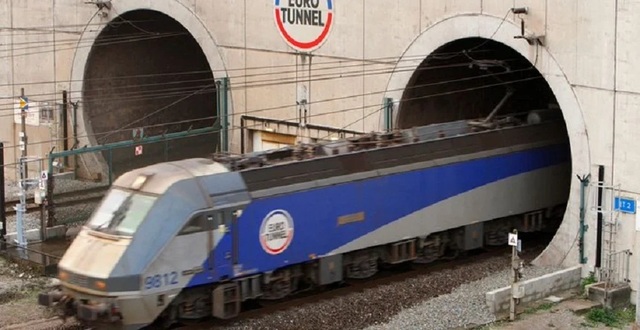 FOTO Accident sub Canalul Mânecii: Un microbuz a lovit un tren