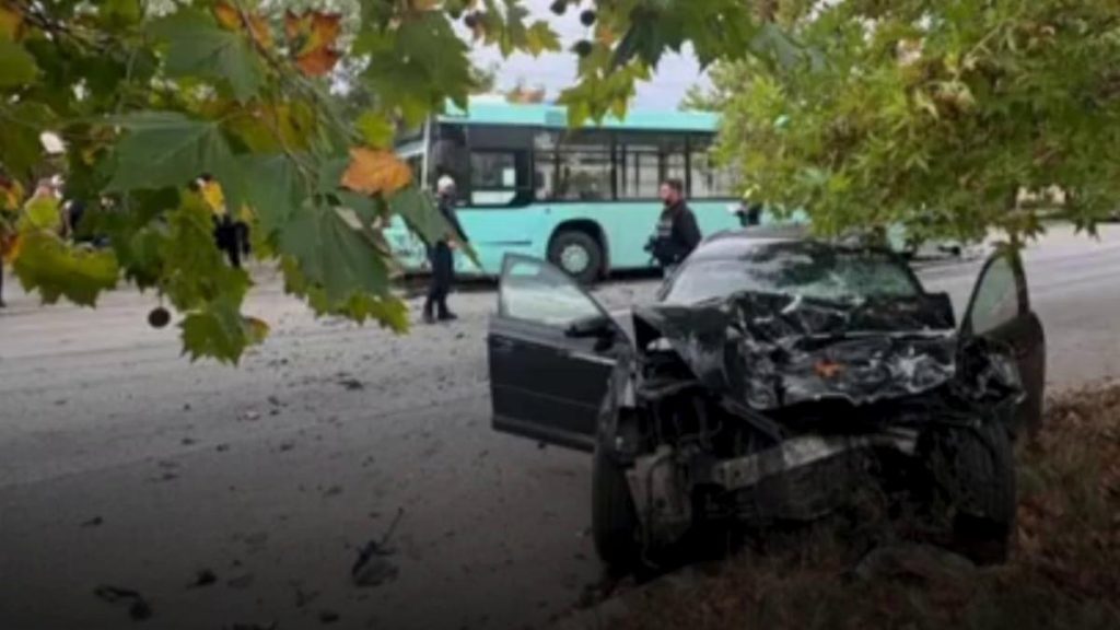 Accident grav în Craiova, după ce un autobuz şi o maşină s-au ciocnit. Planul Roşu de Intervenţie a fost activat