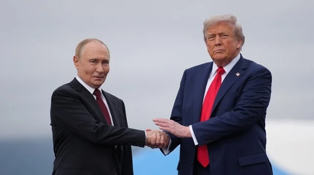 Reluarea atacurilor Ucrainei împotriva rafinăriilor ruseşti este o ”ruşine”, denunţă Trump. ”E mai greu să lucrezi cu Zelenski decât cu Putin”. ”El spune că vrea să ajungă la un acord, dar n-o face. Nu-l prea iubesc”