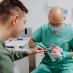 Coroane EMAX sau zirconiu: ce diferențe există în privința esteticii și rezistenței?