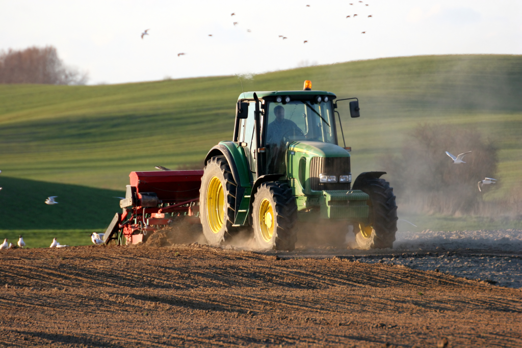 124.109.845 euro au fost virați astăzi către 103.755 fermieri din România, anunță ministrul Agriculturii. „S-a muncit de la 2 dimineața pentru transferul banilor”