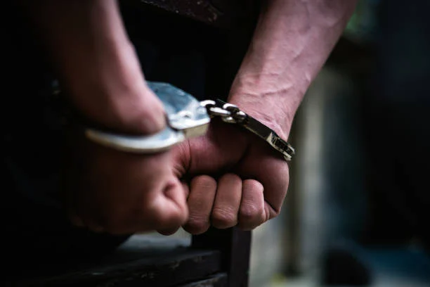 Covasna: Un bărbat de 44 de ani a fost arestat preventiv după ce şi-a bătut fratele şi mama cu o scândură din cauza unor neînţelegeri privind restituirea unei sume de bani