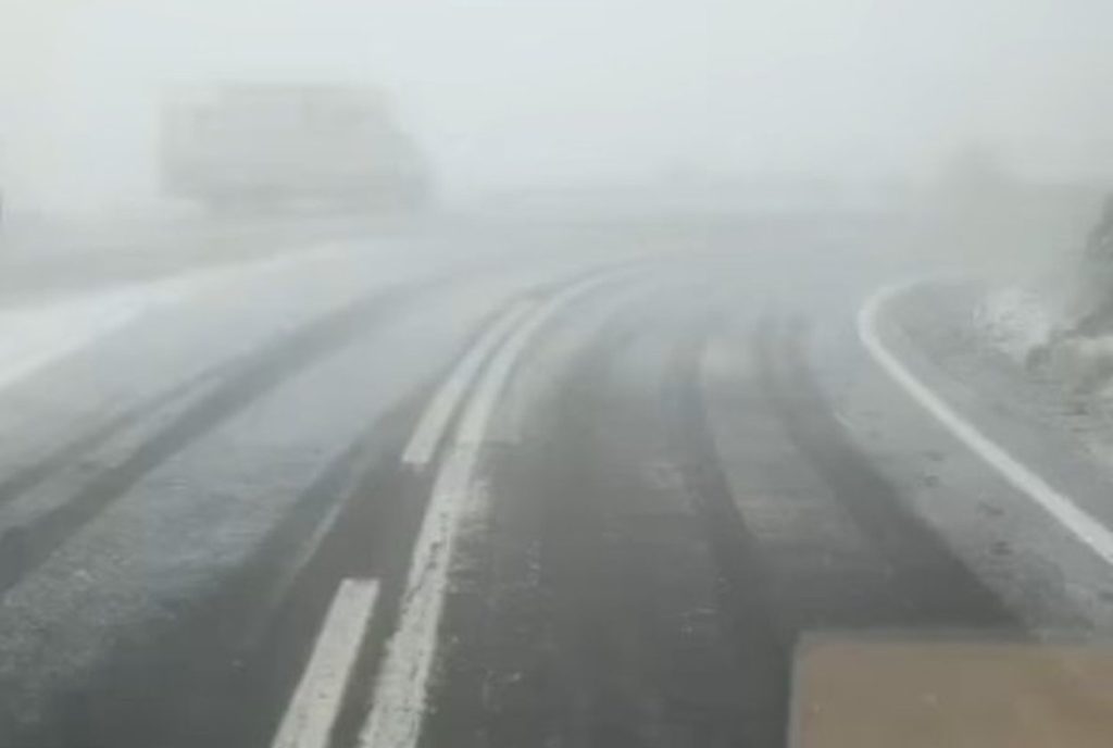 Încă o ninsoare puternică pe Transfăgărășan! Când ar putea fi închis drumul și ce obligații au șoferii