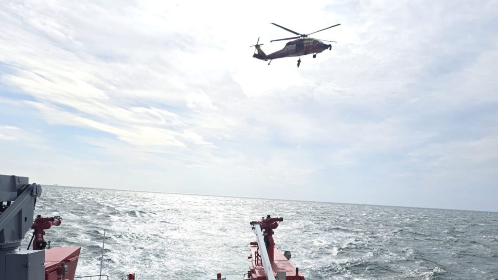 Operațiunile de căutare a marinarilor dispăruți continuă în Marea Neagră