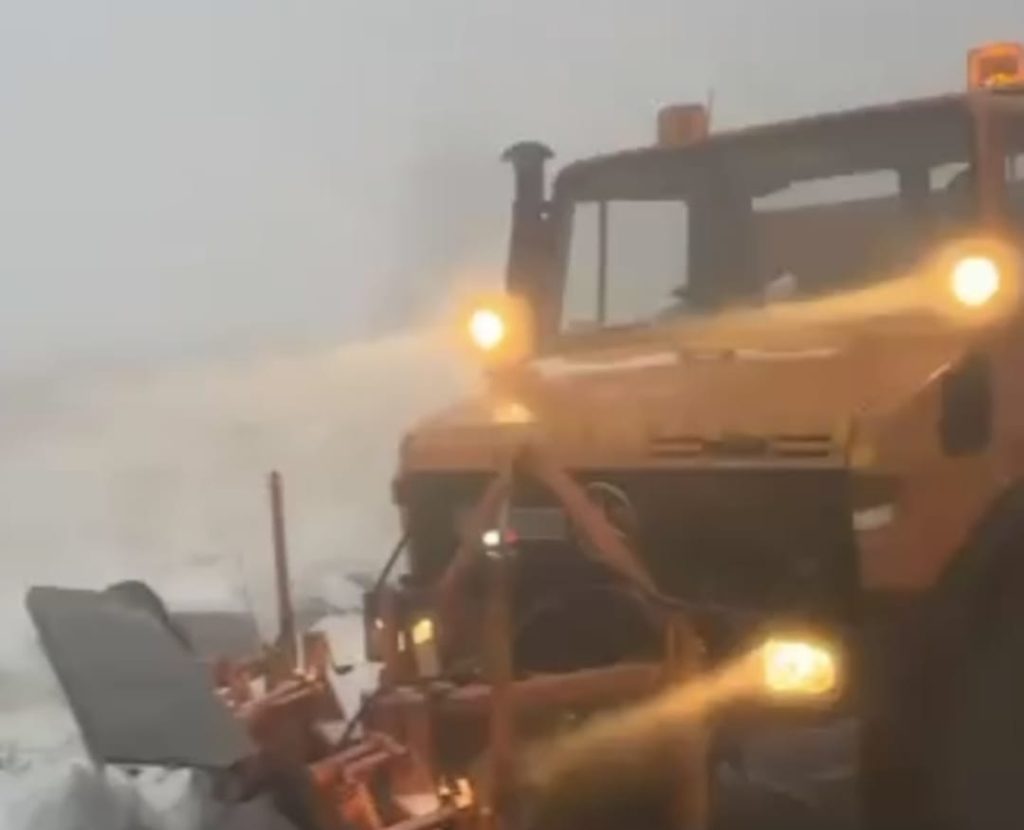 VIDEO. Ninge abundent pe Transfăgărășan, în zona alpină. Drumarii intervin cu utilaje de deszăpezire