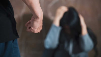 Bărbat reținut după ce și-a bătut soția și a încălcat ordinul de protecție