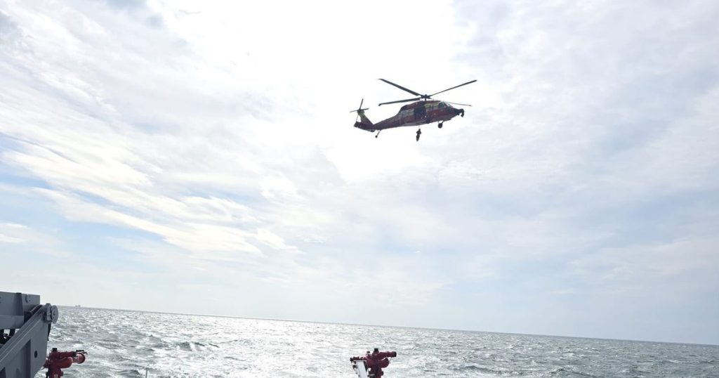 Căutările pentru salvarea marinarilor dispăruți în Marea Neagră au fost reluate. Elicopter Black Hawk, trimis în misiune