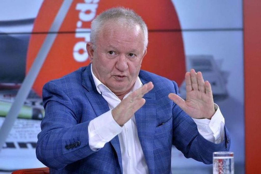 Porumboiu a sărit în apărarea antrenorului care a lovit un junior: „E băiat educat. L-a strâns de gât, dar nu e cine știe ce!”