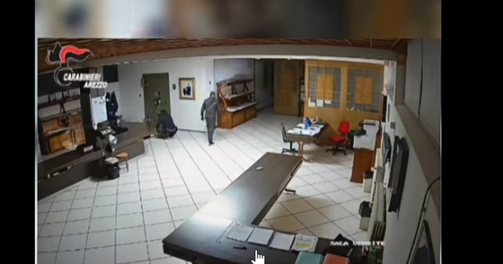 Opt români arestaţi în Italia după o tentativă de jaf ca-n filme. Au doborât un copac pe șosea și au incendiat două mașini ca să dea lovitura la o firmă de aur