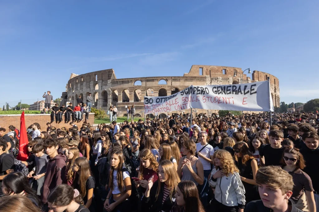 Zeci de mii de elevi și studenți au protestat în Italia împotriva guvernului Meloni: „Vrem mai multe săli de clasă, nu mai multe bombe”