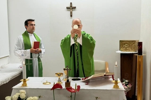 Vaticanul publică primele imagini cu Papa Leon al XVI-lea, după operaţie, oficiind o slujbă la spital