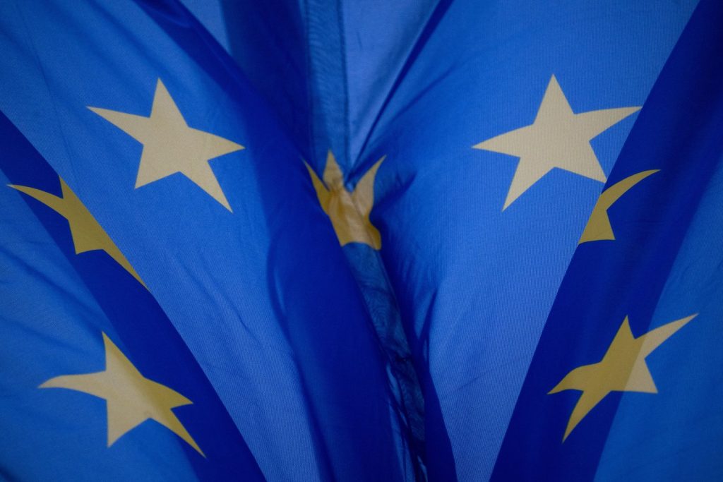 Lovitură de proporții a procurorilor europeni în România: O rețea a măsluit zeci de licitații și a furat milioane destinate oamenilor săraci