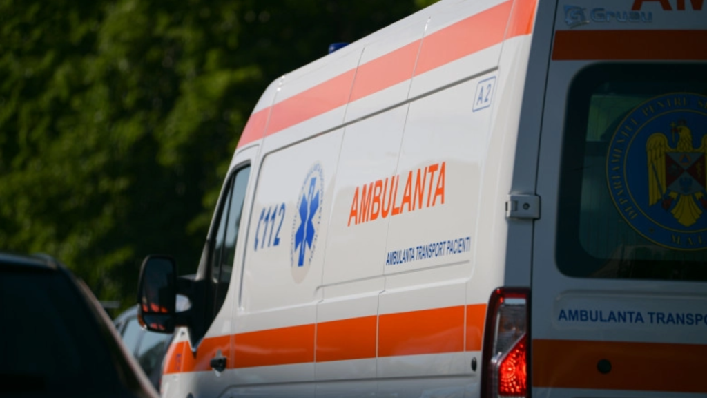 Accident pe DN 71 Bucureşti-Târgovişte: O ambulanță și alte trei mașini, implicate. Două persoane au fost rănite