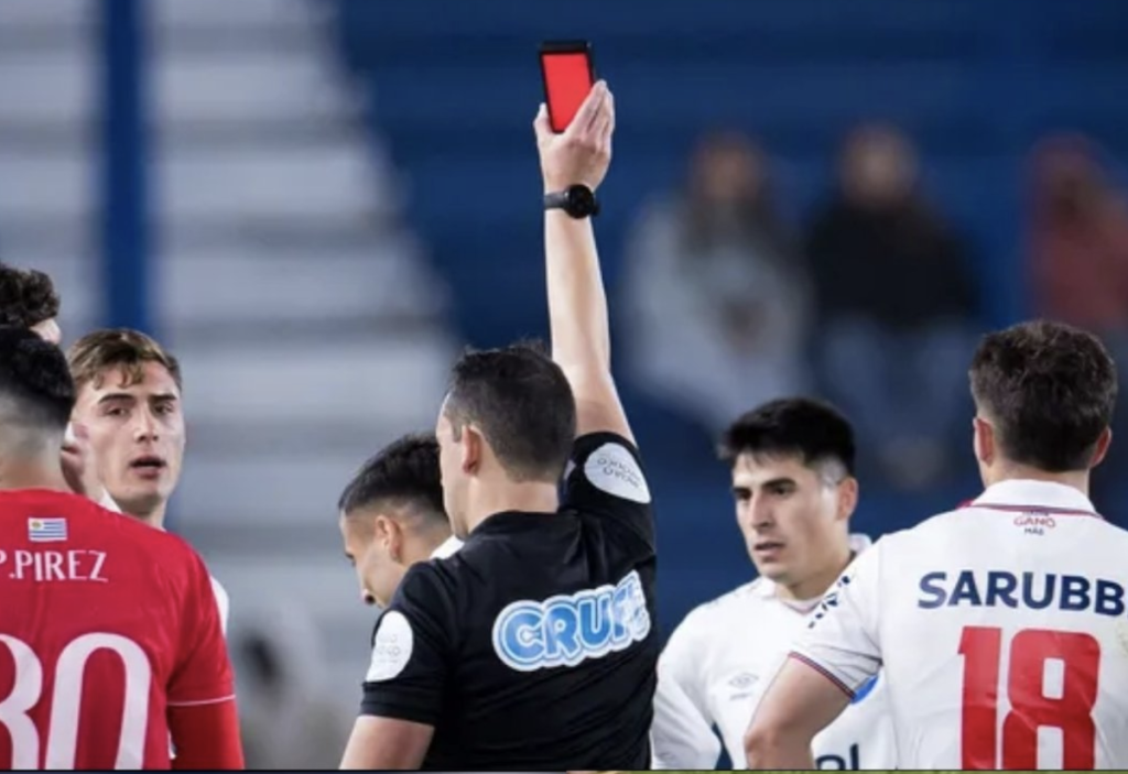 Inovație în arbitraj: a apărut cartonașul electronic! Unde a fost testat + Prima problemă găsită
