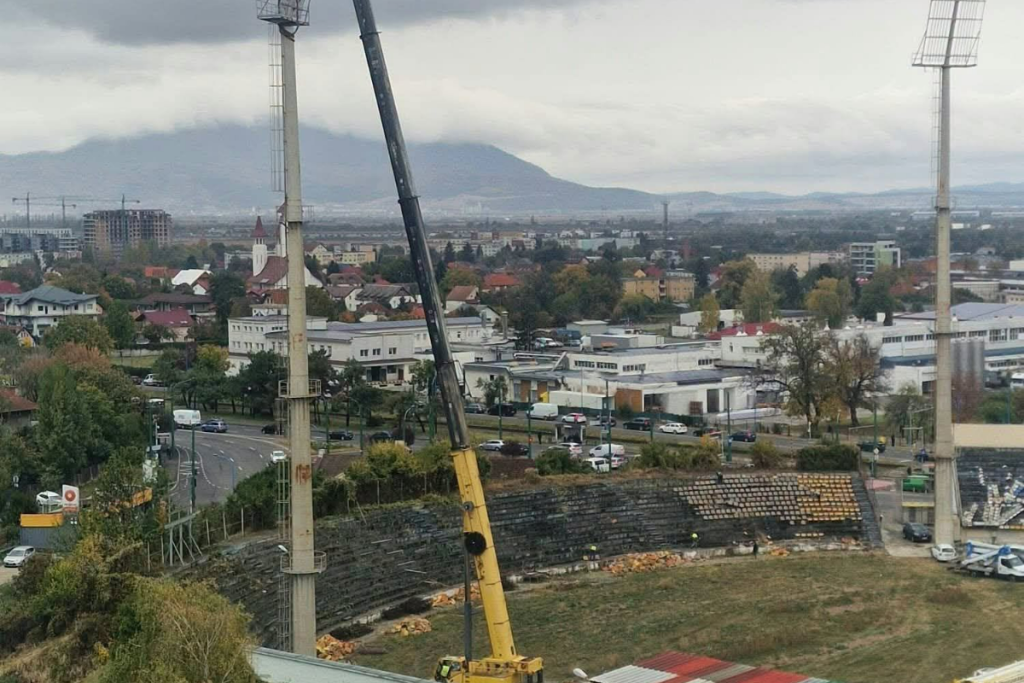 Prim pas spre noua arenă » A început demolarea stadionului de tradiție din România