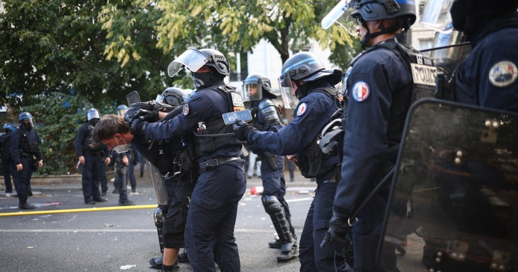 Protestele elevilor din Franța iau amploare. Marșuri neautorizate și 61 de arestări la Paris, incidente la Lyon și Marsilia