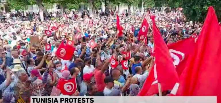 Cele mai ample proteste din ultimii ani împotriva preşedintelui Tunisiei; Mii de manifestanţi cer restabilirea democraţiei