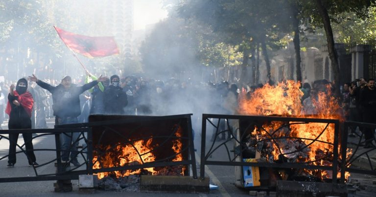 Proteste violente în Albania. Sute de manifestanți au ajuns în arest, iar tinerii cer demisia premierului Edi Rama