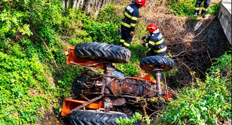 Accident cumplit în Cluj. Un bărbat se află în stare gravă după ce s-a răsturnat cu tractorul