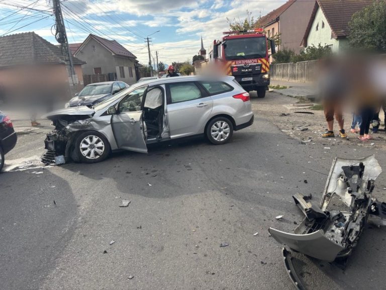 Doi șoferi de 18 ani, implicați într-un accident în Cluj. Două persoane au ajuns la spital
