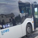 Constanţa: Un bărbat care a urcat într-un autobuz cu un tomberon plin cu deşeuri metalice a spart un geam după ce şoferul i-a cerut să coboare / În urma incidentului, un adolescent a fost rănit la ochi