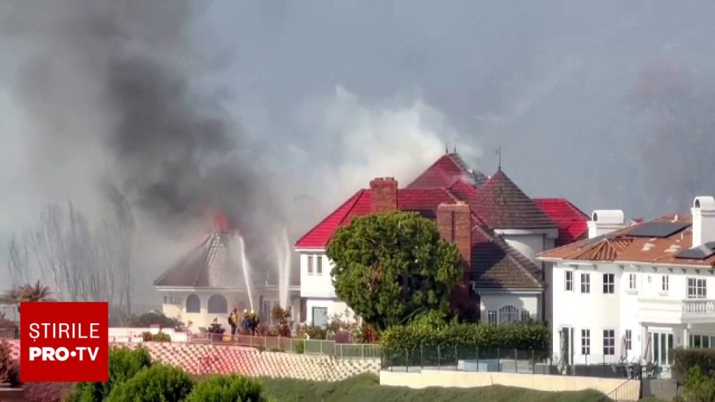 Sudul Californiei, sub asediul incendiilor. Vântul Santa Ana îngreunează intervenția pompierilor. Evacuări masive
