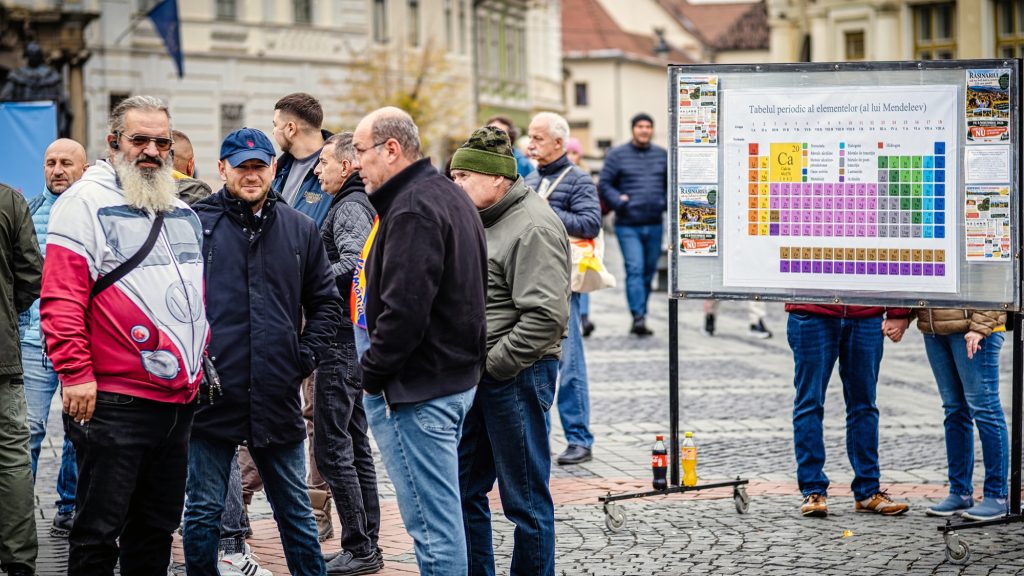 Aproximativ 20 de persoane au protestat în Piața Mare împotriva carierei de magneziu de la Rășinari