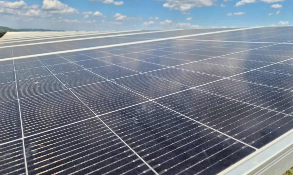 Parc fotovoltaic de 9,3 milioane de lei, propus la Aiud. Peste 1.500 de panouri solare și baterii de stocare a energiei