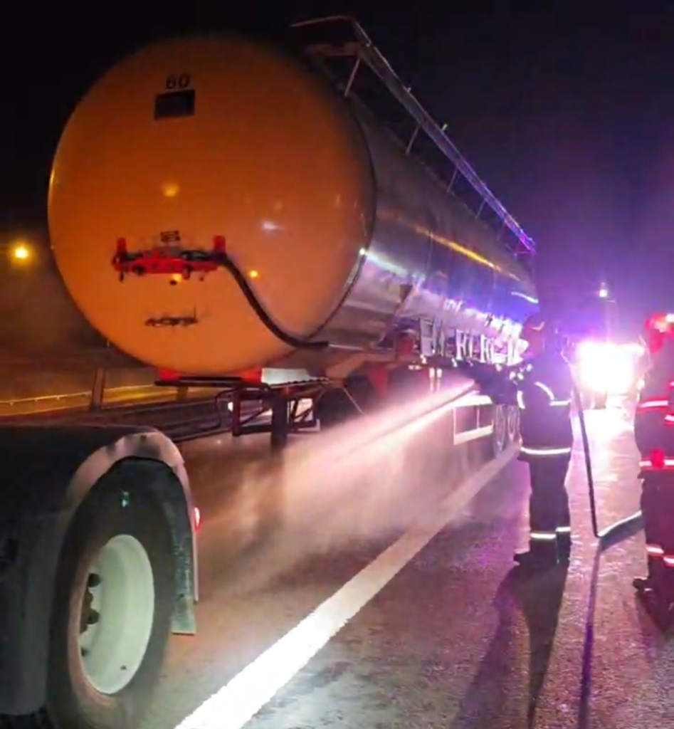 Motorină pe Autostrada A10 după o tamponare cu o autocisternă! Pompierii din Turda intervin