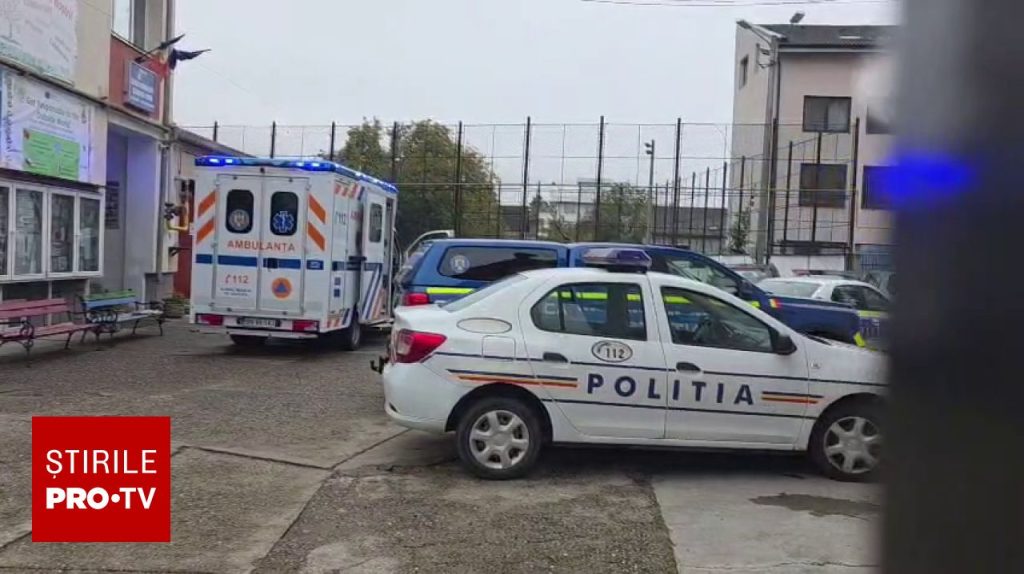 Incident grav la o școală din Bistrița: un elev și-a atacat cu un cuțit profesoara și un coleg. Ambii au fost răniți