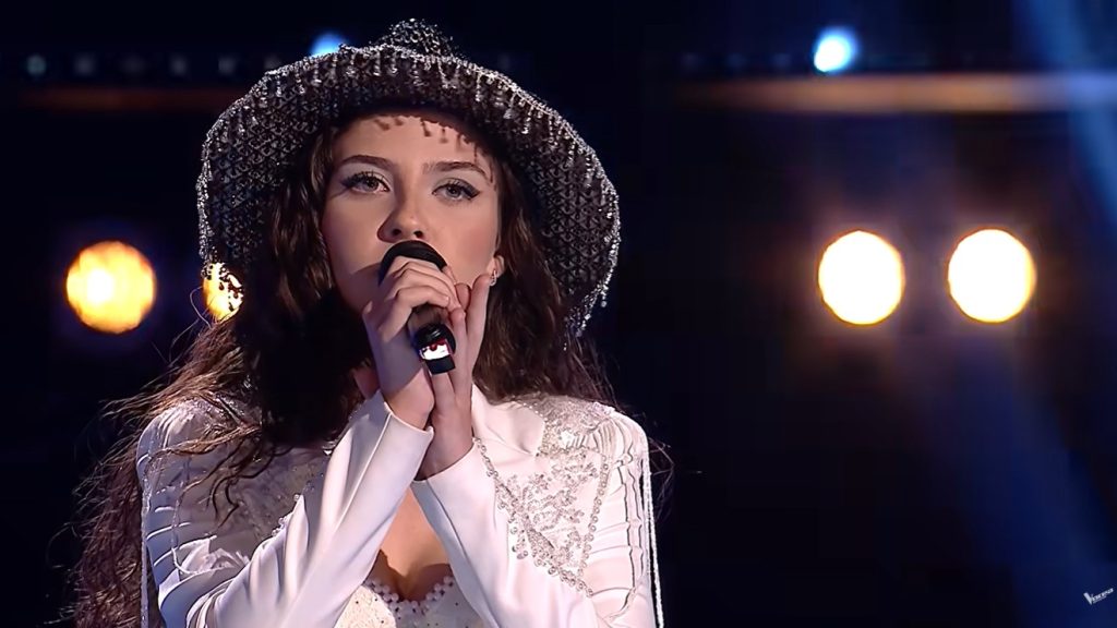 O ploieșteancă de 17 ani a întors toate scaunele la Vocea României. Este elevă la „Carmen Sylva”