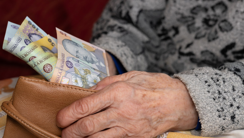 Vești pentru pensionari! La cât ar ajunge pensia minimă în 2027, după o indexare prudentă. Cele două scenarii pe masa Guvernului și cât primesc în plus