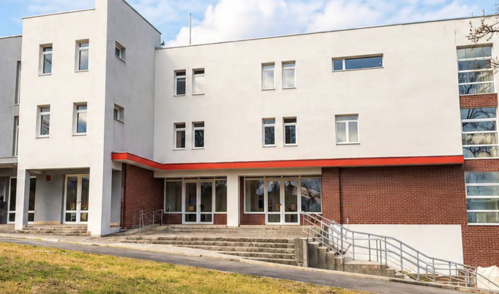 Milioane de lei pentru un spital de psihiatrie din Cluj: Un fost grajd va fi demolat, iar angajații primesc o clădire nouă. Cine plătește investiția