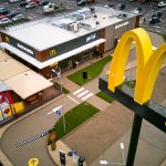 FOTO McDonald’s lasă clienții din România să intre direct în bucătării. De unde vin azi ingredientele