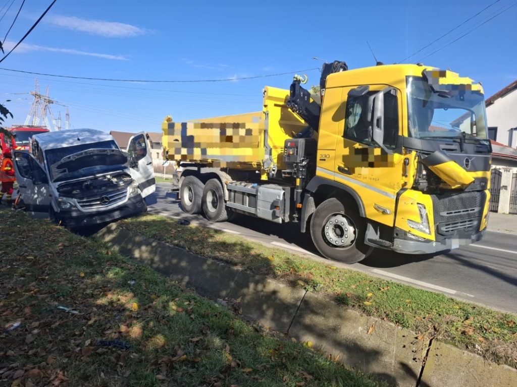 Accident între un autocamion și un microbuz, la Petrești. O femeie a ajuns la spital
