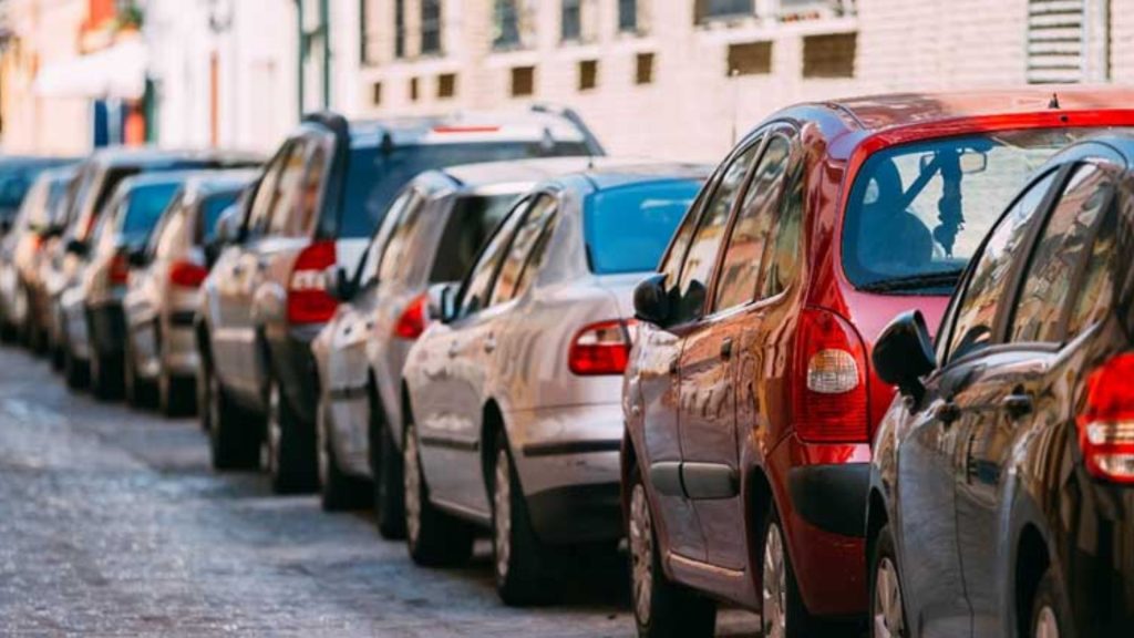 Doi șoferi au sunat la 112 și au anunțat că le-au fost furate mașinile, dar au uitat unde le-au parcat! Polițiștii au căutat ore întregi după ele