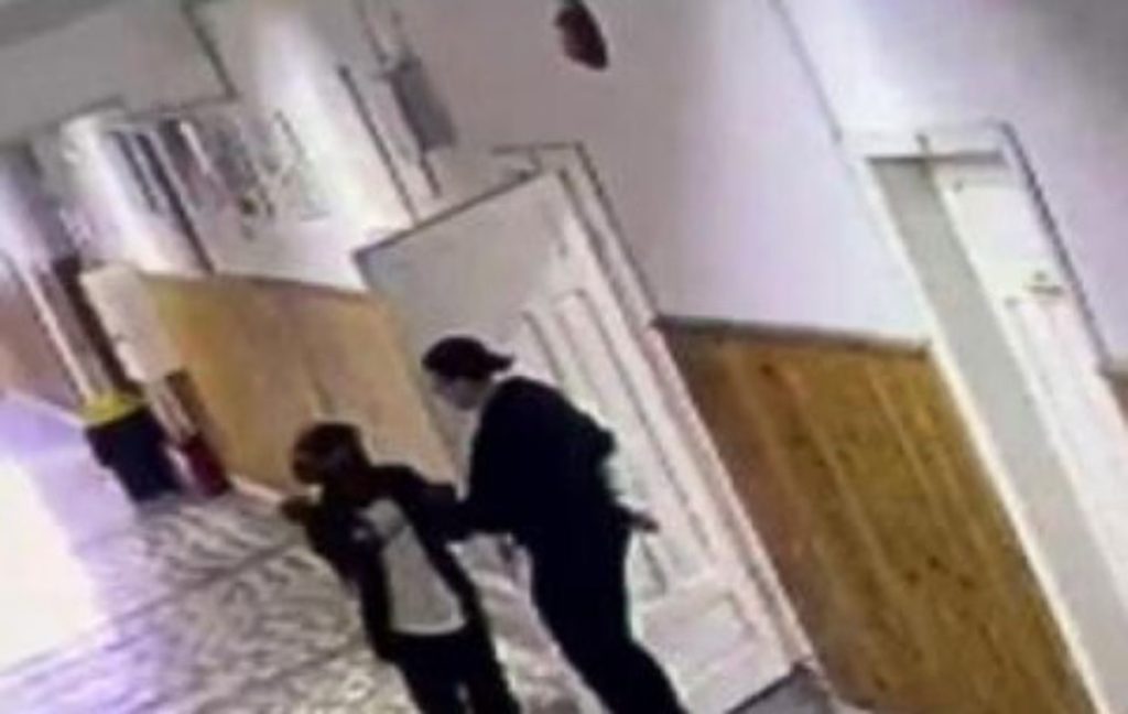 Caz șocant într-o școală din Ardeal! Un elev a înjunghiat o profesoară: atacatorul a fost dus la Psihiatrie