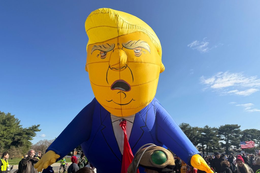 Mii de americani au ieșit în stradă împotriva lui Donald Trump / Peste 2.500 de proteste „No Kings” înaintea alegerilor din SUA