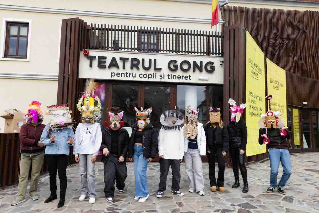 Ateliere de măști teatrale pentru adolescenți la Teatrul „Gong”. Adrian Tibu: „Masca este un instrument artistic fascinant, pentru că ne permite să devenim altcineva și, paradoxal, să descoperim mai multe despre propria identitate”