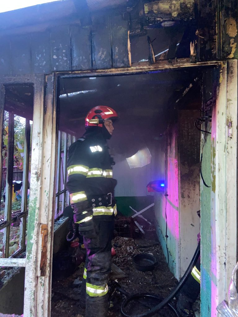 Un pompier aflat în timpul liber a intervenit la un incendiu izbucnit într-o gospodărie din Săveni