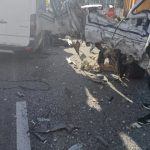 UPDATE - Grav accident la Buftea, în care este implicat un microbuz cu 16 persoane şi o autobasculantă – 2 persoane au decedat, trei fiind în stare gravă / Trafic blocat / O ipoteză luată în calcul - şoferul microbuzului s-ar fi uitat pe telefon