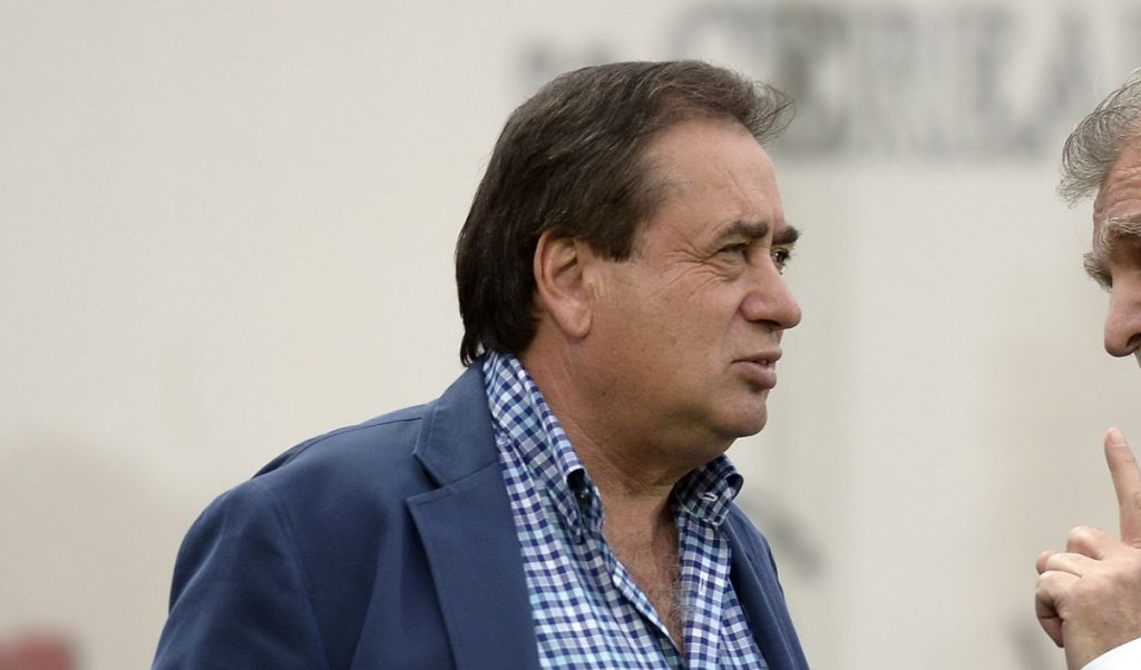 Ce s-a ales de fostul miliardar român căruia amanta i-a mâncat averea! Scaunele şi mesele i-au fost scoase la vânzare