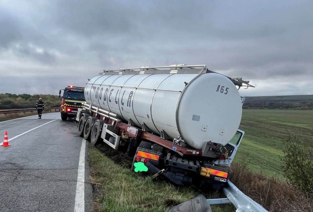 FOTO // Un autocamion de tip cisternă, înmatriculat în Republica Moldova, implicat într-un accident rutier produs în județul Vaslui, România